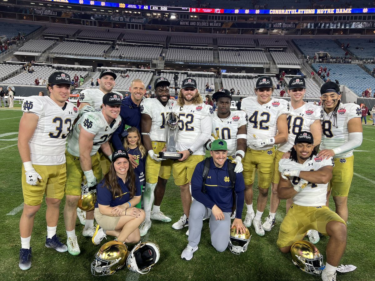 JLaurinaitis55's tweet image. Special group!!!! Gritty. Tough. Smart. Honored to coach these men!! GO IRISH ☘️☘️☘️