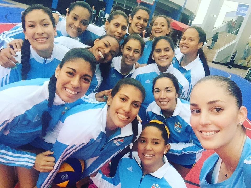 susan_egoavil's tweet photo. Felíz año mi gente!
Les dejo un recuerdito, para que vuelva la raza matadora🏐
El equipazo que teníamos!
@ClubSCristal #Peke
#saludrazaceleste https://t.co/S4uN97tiH8