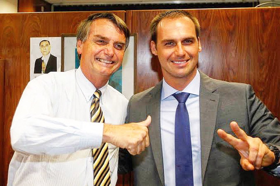 Eduardo Bolsonaro🇧🇷 (@bolsonarosp) on Twitter photo Honrado em fazer parte dessa história de honestidade, patriotismo, transformação e conscientização de uma das maiores nações do mundo.
Obrigado pai e Pres. <a href="/jairbolsonaro/">Jair M. Bolsonaro</a>, após o senhor nada mais será igual. Seu sacrifício valeu a pena e poder te acompanhar é um privilégio. Honrado em fazer parte dessa história de honestidade, patriotismo, transformação e conscientização de uma das maiores nações do mundo.
Obrigado pai e Pres. <a href="/jairbolsonaro/">Jair M. Bolsonaro</a>, após o senhor nada mais será igual. Seu sacrifício valeu a pena e poder te acompanhar é um privilégio.