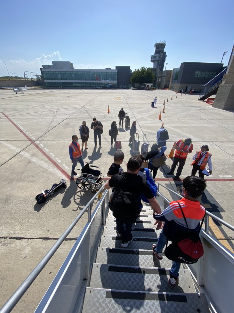 De verdad que el aeropuerto de Baq es impresentable! 

Primera escena: un papa con dos hijos, uno de brazos y maletas bajando escalera porque no hay puente donde llegar