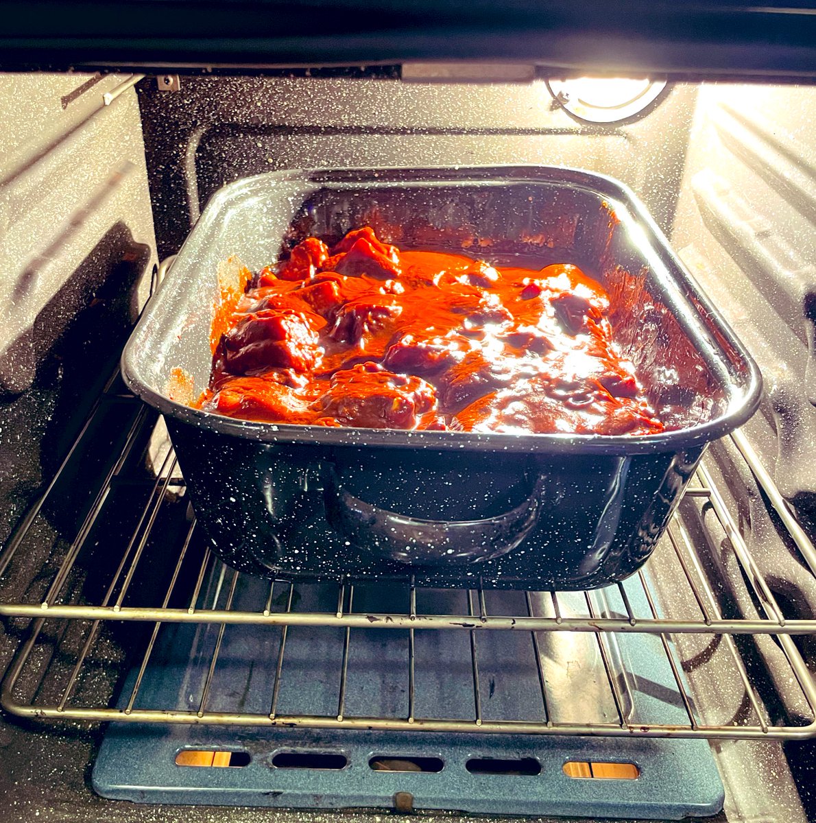 Crisita20's tweet photo. Abuelita desde el cielo échale un ojito a mi adobo !! ✨👀👵🏻🙌🏻✨
#CrisitaChef 👩🏼🍳
#RecetaFamiliar 💜
#MiPrimeraVez 😅
#CenaDeAñoNuevo 🥳 https://t.co/4zWzp2Y2Ws