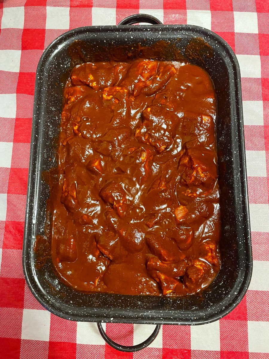Crisita20's tweet photo. Abuelita desde el cielo échale un ojito a mi adobo !! ✨👀👵🏻🙌🏻✨
#CrisitaChef 👩🏼🍳
#RecetaFamiliar 💜
#MiPrimeraVez 😅
#CenaDeAñoNuevo 🥳 https://t.co/4zWzp2Y2Ws