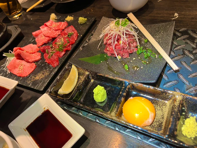 年末は2年ぶりぐらいの国広先生と編集さんたちとの忘年会しました
国広肉奉行先生様が焼いてくれた美味しいお肉をただ食べるだけ!
【リワールド・フロンティア】のコミカライズから続いている縁がありがたいです 