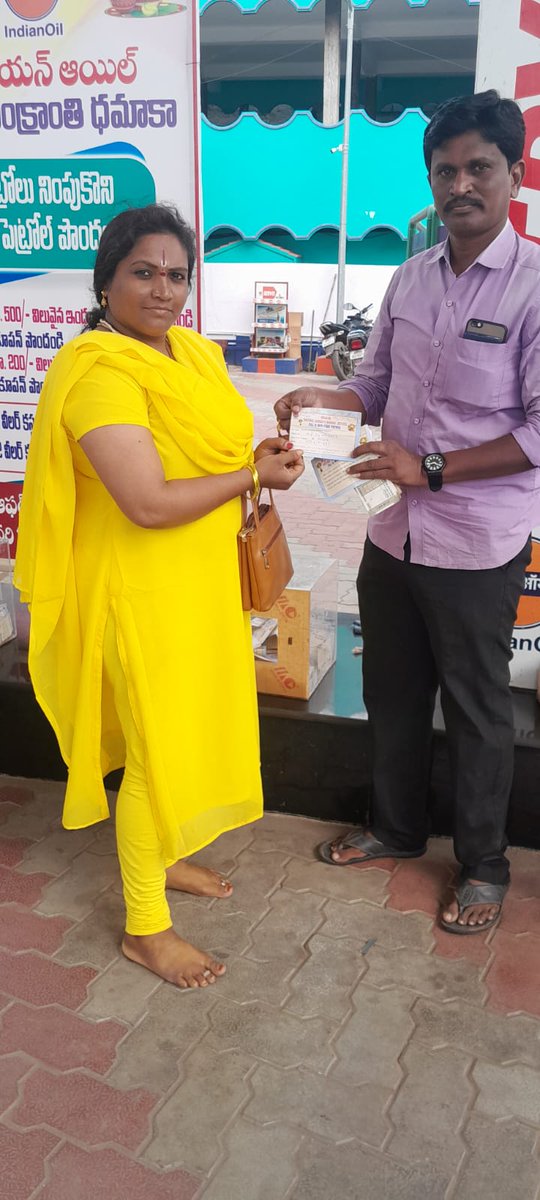 IocOffice's tweet photo. Indianoil 'New year Sankranthi  Dhamaka' MS sales campaign started on 16th Dec 2022 at 103 selected Retail outlets of Vijayawada DO. Free petrol worth Rs 22 lakhs+ will be given to lucky winners till Sankranthi. Few snaps of inauguration and draw. https://t.co/56G7qLJhsz