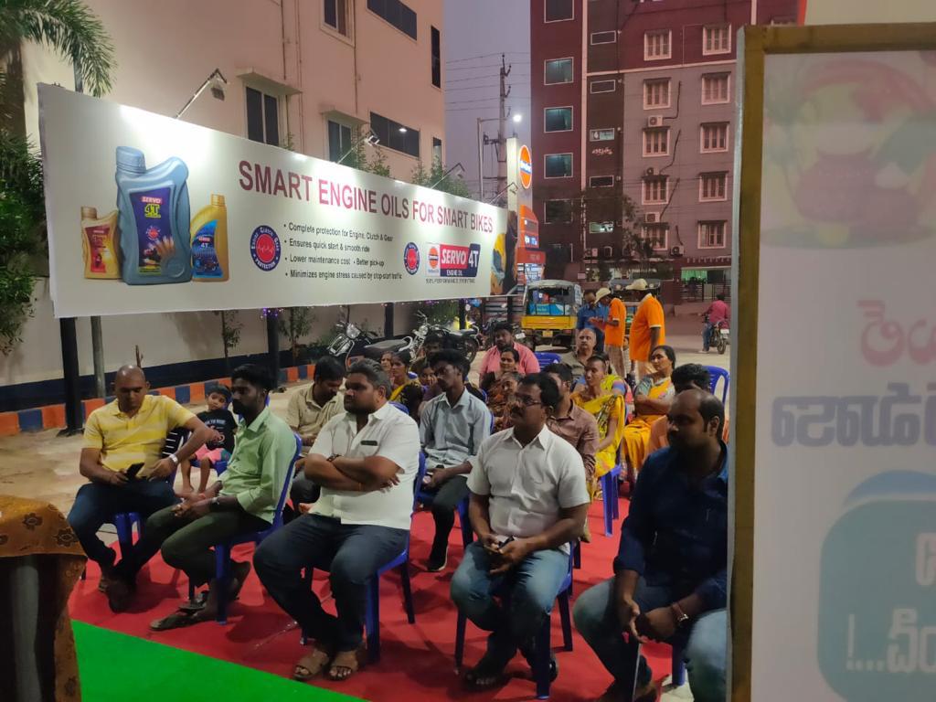 IocOffice's tweet photo. Indianoil 'New year Sankranthi  Dhamaka' MS sales campaign started on 16th Dec 2022 at 103 selected Retail outlets of Vijayawada DO. Free petrol worth Rs 22 lakhs+ will be given to lucky winners till Sankranthi. Few snaps of inauguration and draw. https://t.co/56G7qLJhsz
