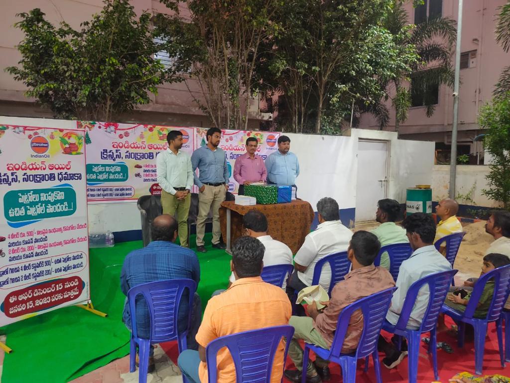 IocOffice's tweet photo. Indianoil 'New year Sankranthi  Dhamaka' MS sales campaign started on 16th Dec 2022 at 103 selected Retail outlets of Vijayawada DO. Free petrol worth Rs 22 lakhs+ will be given to lucky winners till Sankranthi. Few snaps of inauguration and draw. https://t.co/56G7qLJhsz