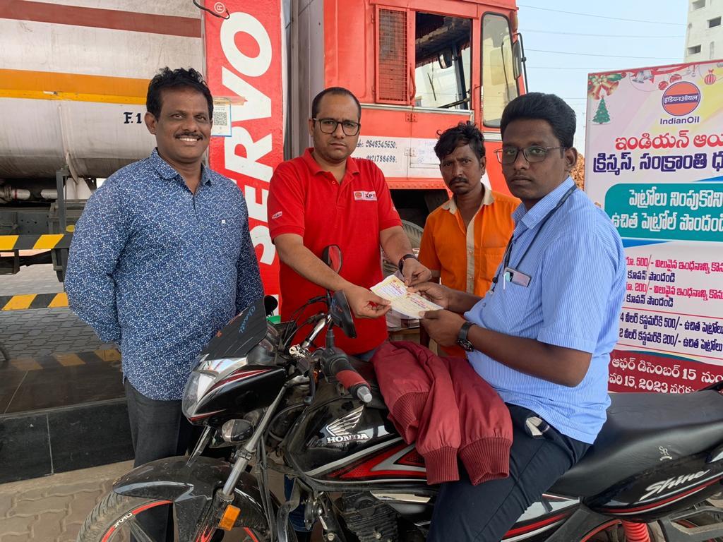 IocOffice's tweet photo. Indianoil 'New year Sankranthi  Dhamaka' MS sales campaign started on 16th Dec 2022 at 103 selected Retail outlets of Vijayawada DO. Free petrol worth Rs 22 lakhs+ will be given to lucky winners till Sankranthi. Few snaps of inauguration and draw. https://t.co/56G7qLJhsz