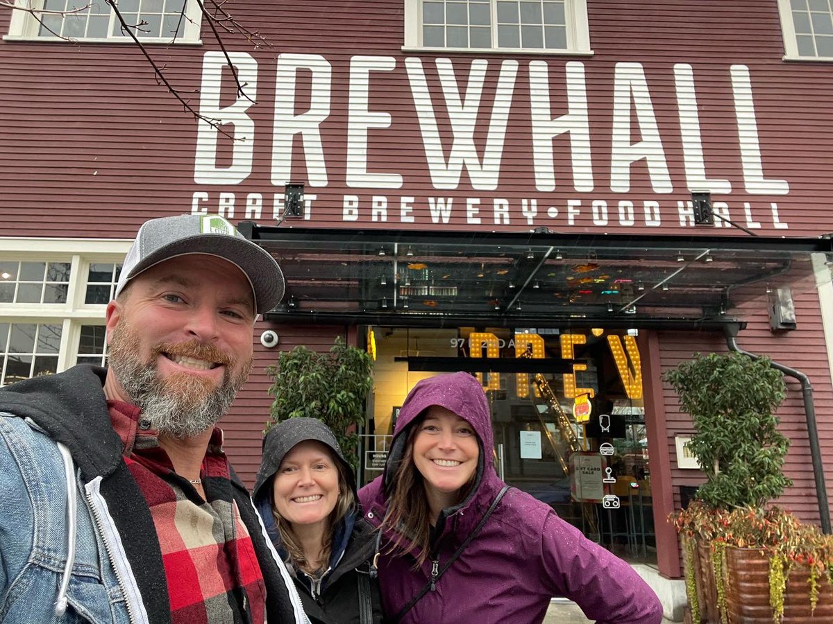 craftbrewjester's tweet photo. SUCCESS QUEST BROKEN!!! Brewstop #76 on the #QuestToBREAK75 of #brewquest2022 was @brewhallyvr It did not disappoint the standout was the Mac and cheese bombs 🤤🤤🤤 paired with the #rewindbeerco dragonfruit and tangerine wheat ale collab. What a cool space #yvr #brewhall https://t.co/oeKkeE6IkI