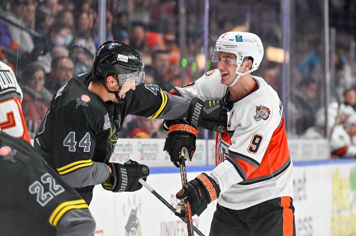 GoHeartlanders's tweet photo. opponents on the ice tn but no one can resist this brotherly love 🥰 https://t.co/W7abFtIepZ
