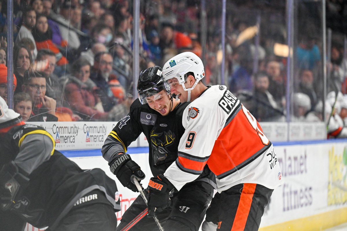 GoHeartlanders's tweet photo. opponents on the ice tn but no one can resist this brotherly love 🥰 https://t.co/W7abFtIepZ