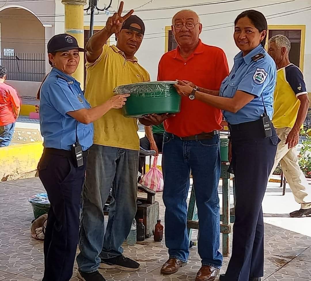 Nandaime
Autoridades Municipales de Nandaime realizan entrega de  canasta navideña a lustradores locales

#UnidosEnVictorias 
#Nicaragua