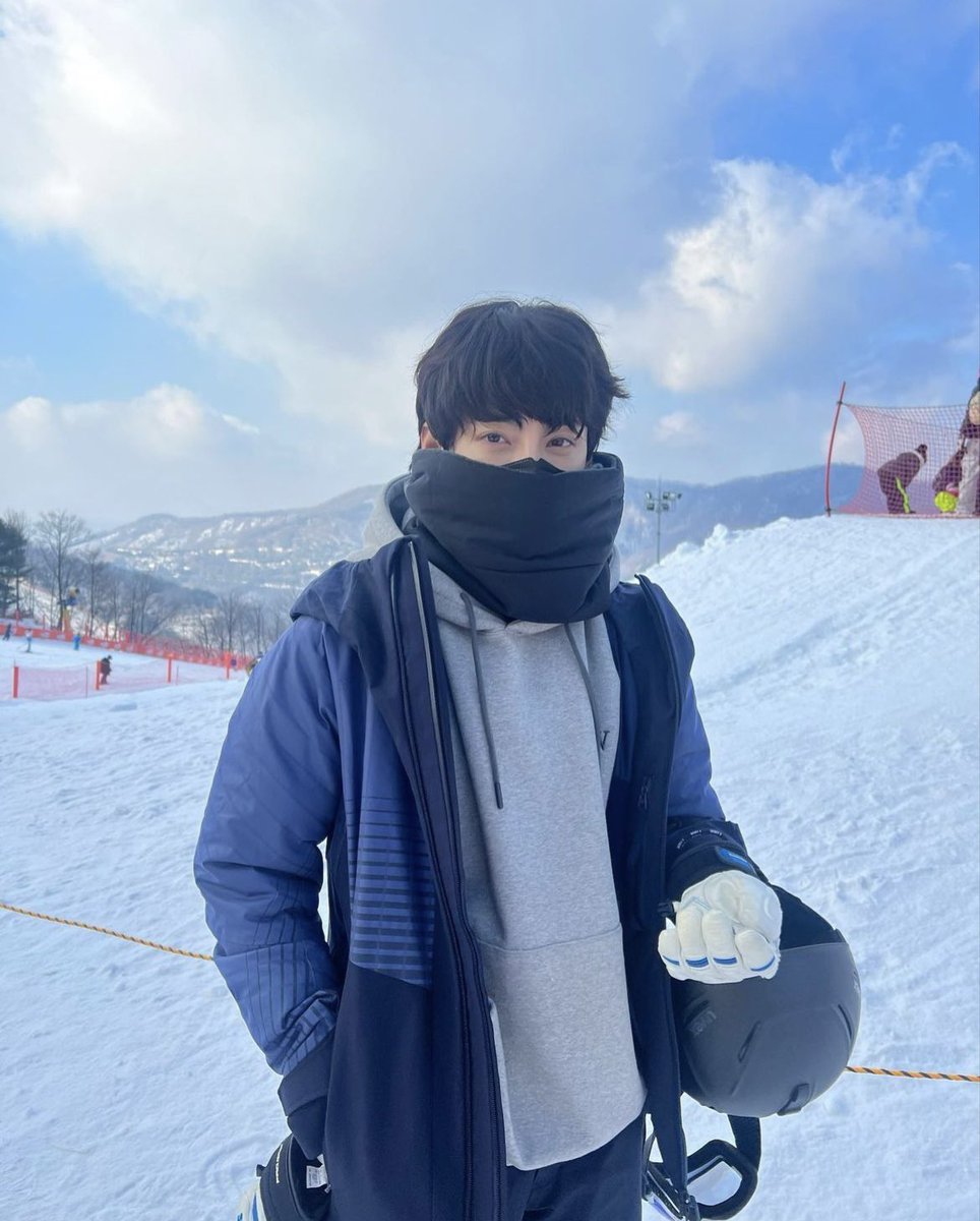 goal_802's tweet photo. 혜인언니 인스타 업로드
“춥지만 따닷한 연말☃️💙”
#정혜인 #jeonghein https://t.co/45rCUU8FKY