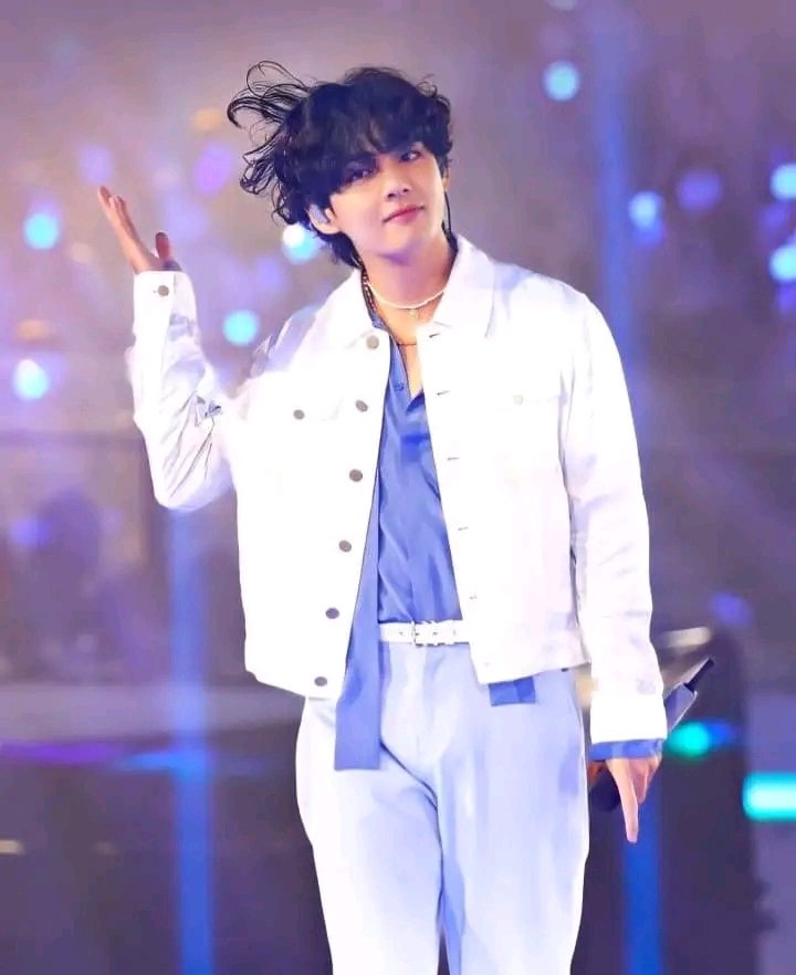 GraceAbes2's tweet photo. @BTSTaehyungTHV Handsome 😍 https://t.co/OiTAdHhAYO