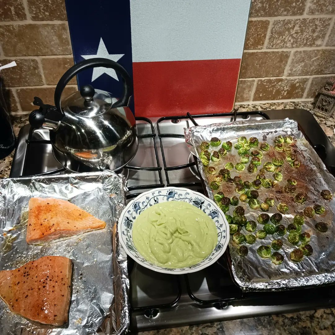 artgarcia_pmp's tweet photo. So 😆 to find @ClaudiaZapata's @DiplomacyDiet today!
Just in time for fast &amp; abstain meatless #keto Friday. 😊
@seanelliott_32 #salmon, #teriyaki #brusselsprouts, #avocadocrema paired with my #blackbeansalsa. 🤩
@BeckerVineyards #viognier white wine washed it down wonderfully. 🙌🏽 https://t.co/H2ialFnjet