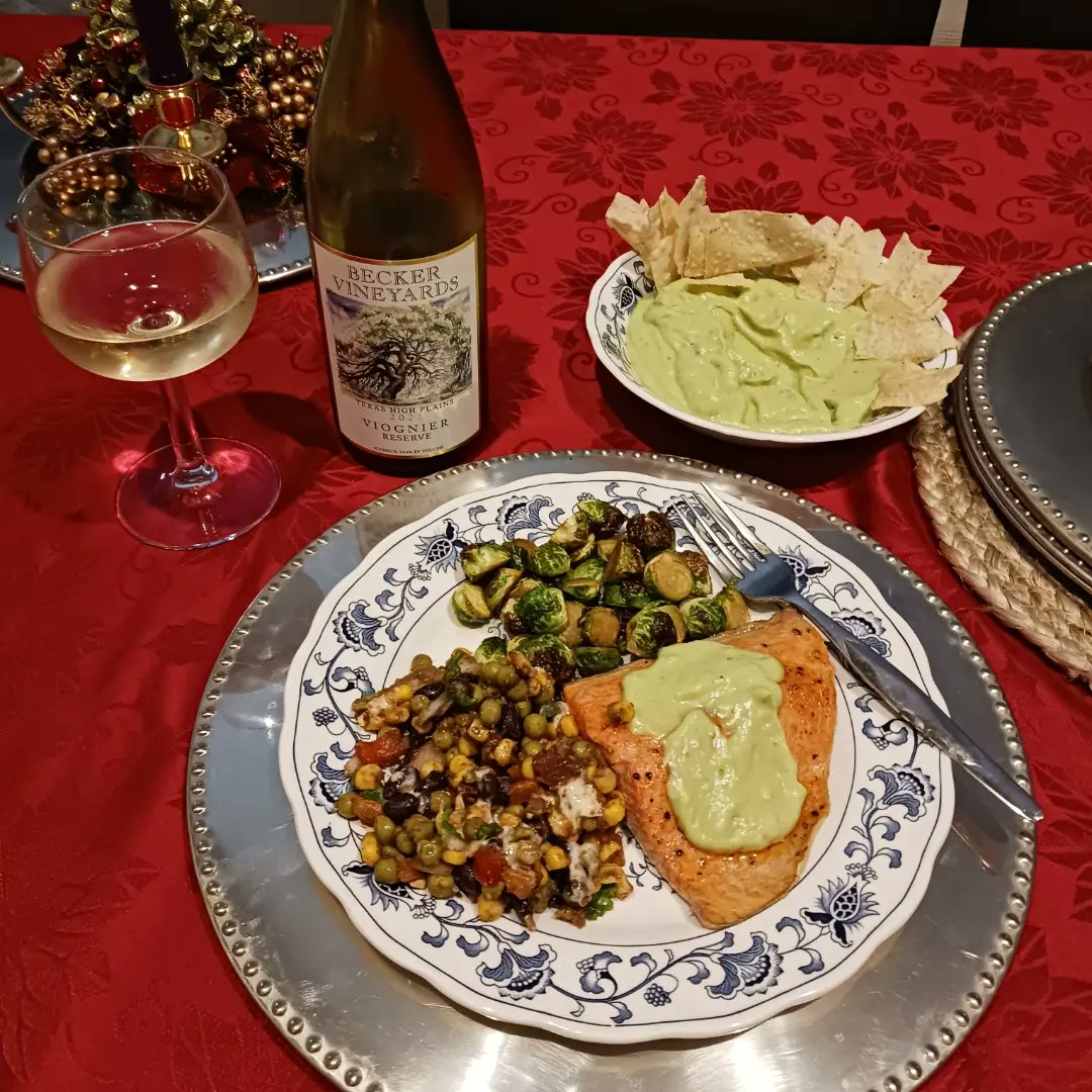 artgarcia_pmp's tweet photo. So 😆 to find @ClaudiaZapata's @DiplomacyDiet today!
Just in time for fast &amp; abstain meatless #keto Friday. 😊
@seanelliott_32 #salmon, #teriyaki #brusselsprouts, #avocadocrema paired with my #blackbeansalsa. 🤩
@BeckerVineyards #viognier white wine washed it down wonderfully. 🙌🏽 https://t.co/H2ialFnjet