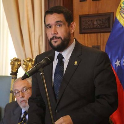El Dr. <a href="/JuanMMatheus/">Juan Miguel Matheus</a> es de lo más preparado que tenemos en la política venezolana y afortunadamente es de Carabobo. Es lamentable que algunos sectores, al mejor estilo fascista, pretendan fustigarlo por dar su postura como parlamentario y catedrático del Derecho Constitucional.