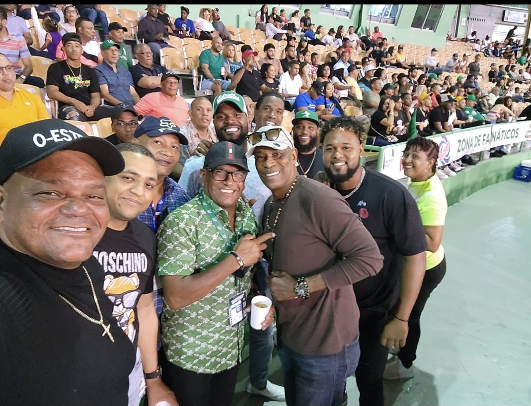 raymundoortizd's tweet photo. Con los muchachones en el #Tetelo disfrutando del juego. ¡Arriba las Estrellas! https://t.co/u3iJ7AHMs6