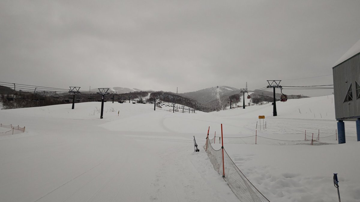 b85e48cb67594b4's tweet photo. ルスツリゾートでーす‼️✌️
小雪は舞ってるけど圧雪バッチリでカービングターン全開です‼️👏
相変わらず日本人少ない😭
オムライス¥1600
ラーメン¥1200
カツカレー¥1500
なんか変なの😱
#ルスツリゾート 
#ルスツリゾートスキー場 
#ルスツリゾートイゾラ 
#atomicski 
#atomicx9i 
#atomicredster https://t.co/NEB15D9yV5