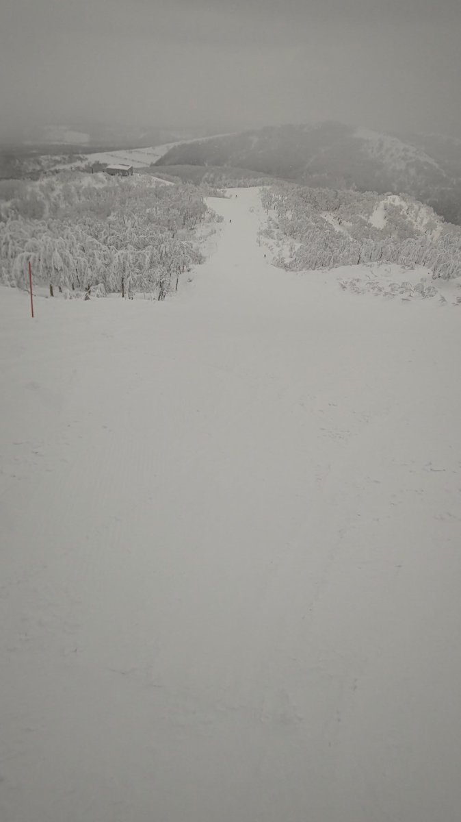 b85e48cb67594b4's tweet photo. ルスツリゾートでーす‼️✌️
小雪は舞ってるけど圧雪バッチリでカービングターン全開です‼️👏
相変わらず日本人少ない😭
オムライス¥1600
ラーメン¥1200
カツカレー¥1500
なんか変なの😱
#ルスツリゾート 
#ルスツリゾートスキー場 
#ルスツリゾートイゾラ 
#atomicski 
#atomicx9i 
#atomicredster https://t.co/NEB15D9yV5