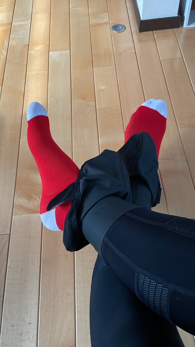 onestar_23's tweet photo. 悲報。カフェドシクリステのシューズカバーはチャックがないので、こういう準備になるシューズを履いたままの脱着は不可能。
＃カフェドシクリステ
＃シューズカバー
＃ロードバイク https://t.co/NzbO0D9rrQ