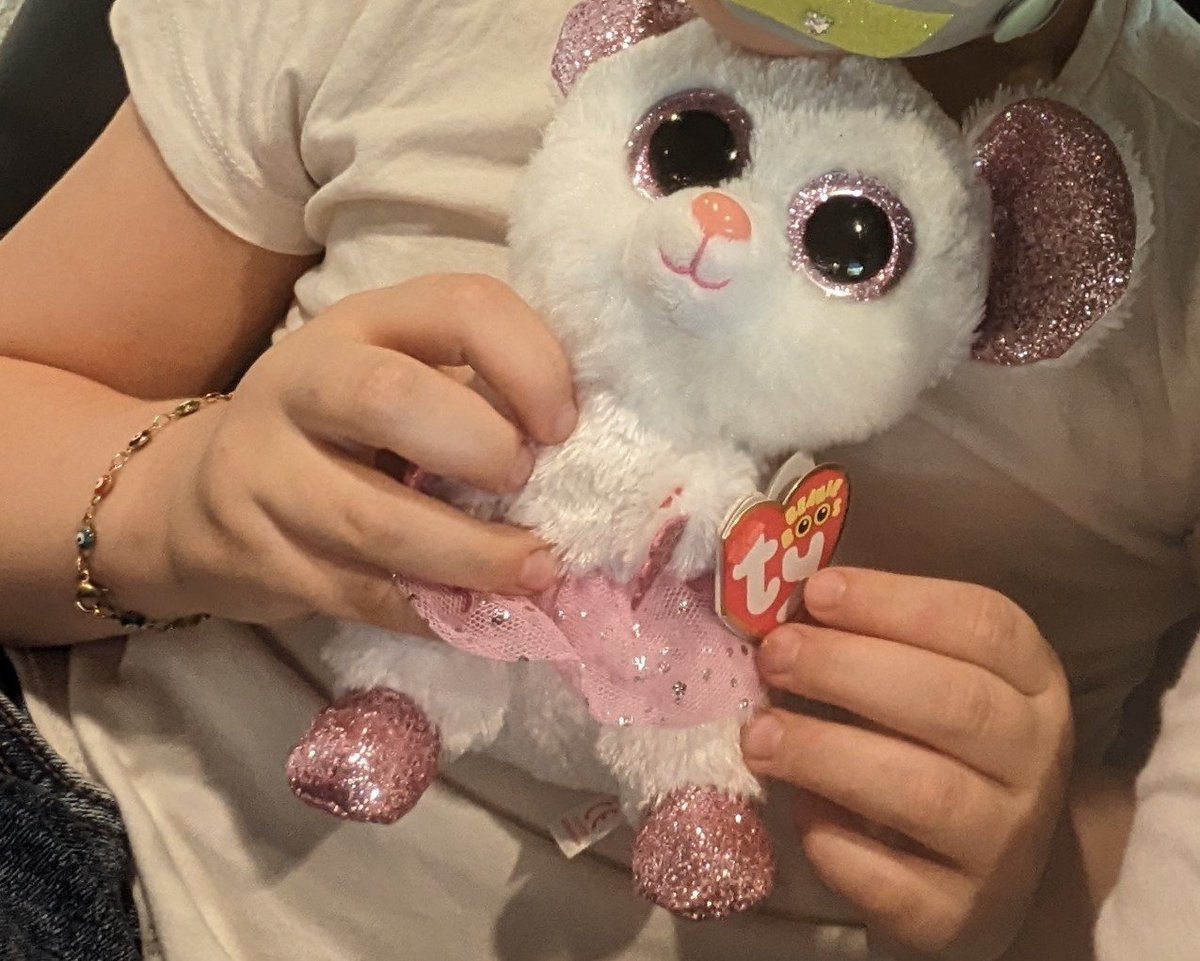 ro_ponce_r's tweet photo. Hi @united, today on our flight from SFO to MEX we lost our little friend 'Nina Bellerina' somewhere between gates F2 and costumers service @ F11 ... Hopefully you can also find our luggage that didn't arrive to mex and is apparently untrackable. Thanks! https://t.co/gTaXYG0RvU