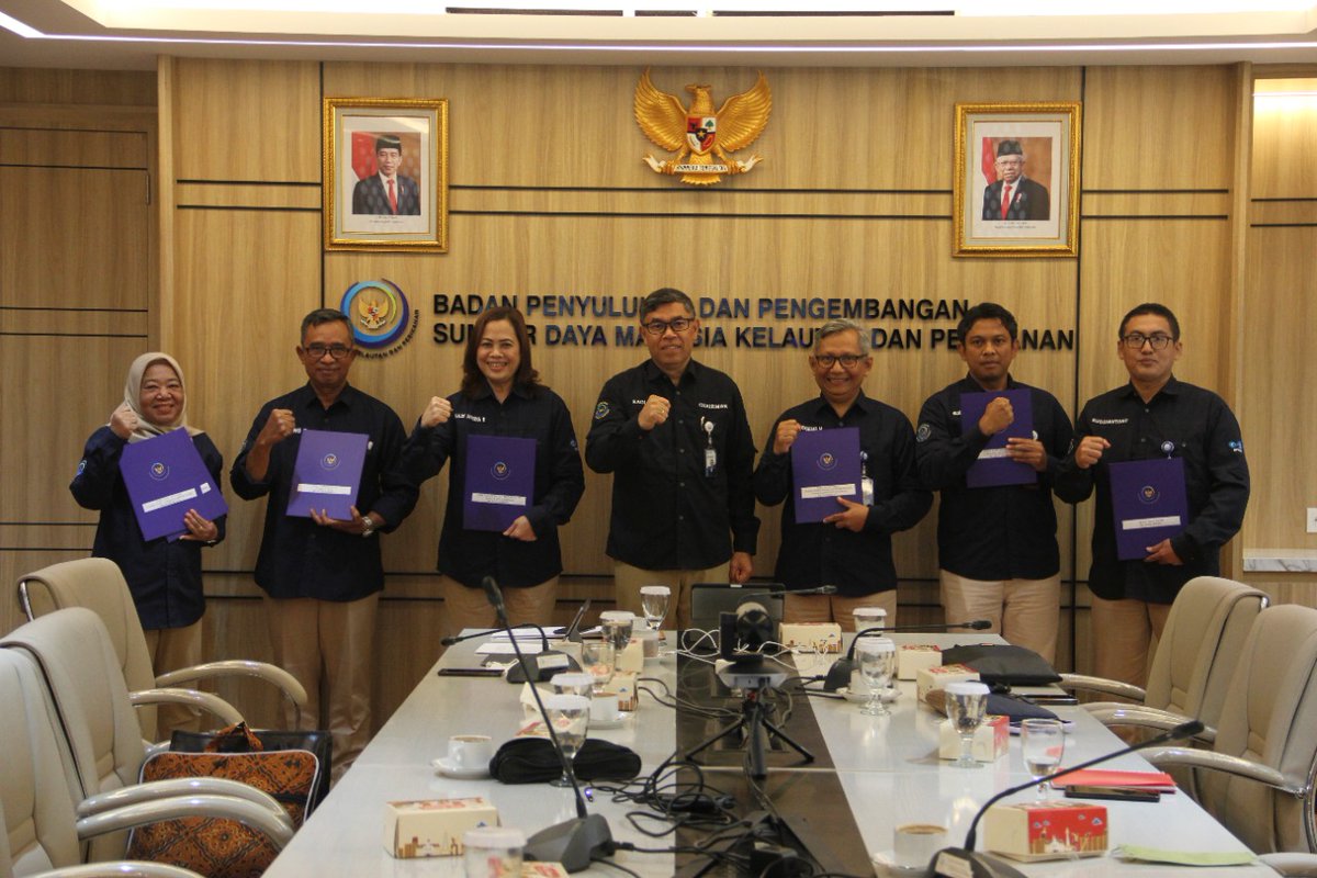 Rudi Alek Wahyudin (@alekrudi) on Twitter photo Bersama Kepala <a href="/pusriskan/">BPPSDM_PUSRISKAN</a> <a href="/pusriskel/">BPPSDM_Pusriskel</a> @puslatluhkp @pusdikkp @produkbiotekKP menerima secara simbolis DIPA TA. 2023 dari Kepala @brsdm_kp <a href="/in_radiarta/">INRadiarta</a> di kantor pusat BRSDM Jakarta. (30-12-2022)
#KKPAccelerate <a href="/kkpgoid/">KKP RI</a> Bersama Kepala <a href="/pusriskan/">BPPSDM_PUSRISKAN</a> <a href="/pusriskel/">BPPSDM_Pusriskel</a> @puslatluhkp @pusdikkp @produkbiotekKP menerima secara simbolis DIPA TA. 2023 dari Kepala @brsdm_kp <a href="/in_radiarta/">INRadiarta</a> di kantor pusat BRSDM Jakarta. (30-12-2022)
#KKPAccelerate <a href="/kkpgoid/">KKP RI</a>