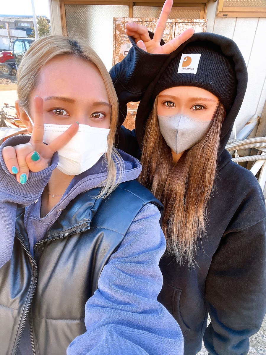 rikk244's tweet photo. 年明ける前にアルファード洗車とワックスできてよかった✌︎久々の姉妹shot📸たしかに顔が似てる。私のがおねーちゃんなのに妹に見られがち。ギャルな妹と🫠 https://t.co/9GQb43bpJs