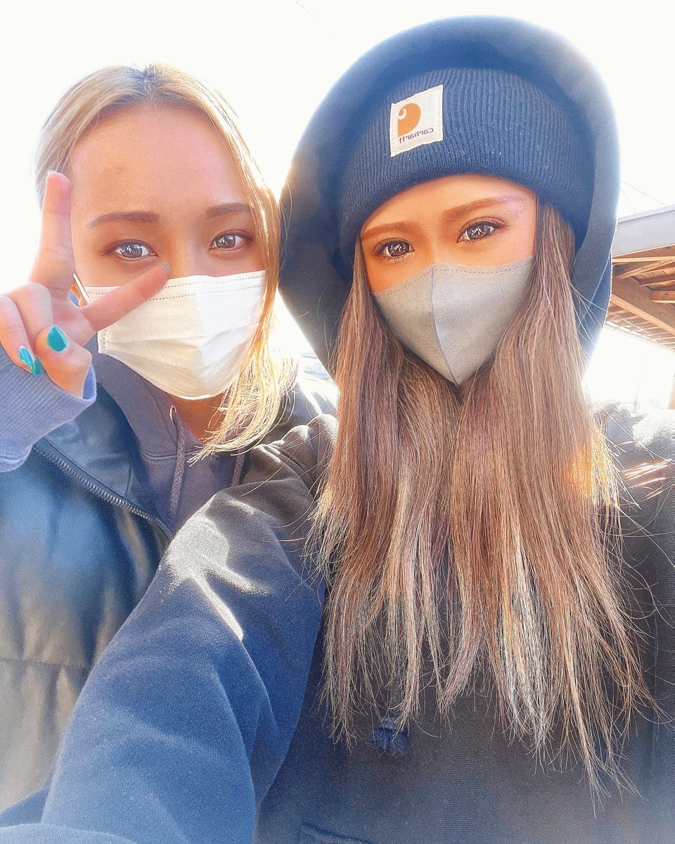 rikk244's tweet photo. 年明ける前にアルファード洗車とワックスできてよかった✌︎久々の姉妹shot📸たしかに顔が似てる。私のがおねーちゃんなのに妹に見られがち。ギャルな妹と🫠 https://t.co/9GQb43bpJs