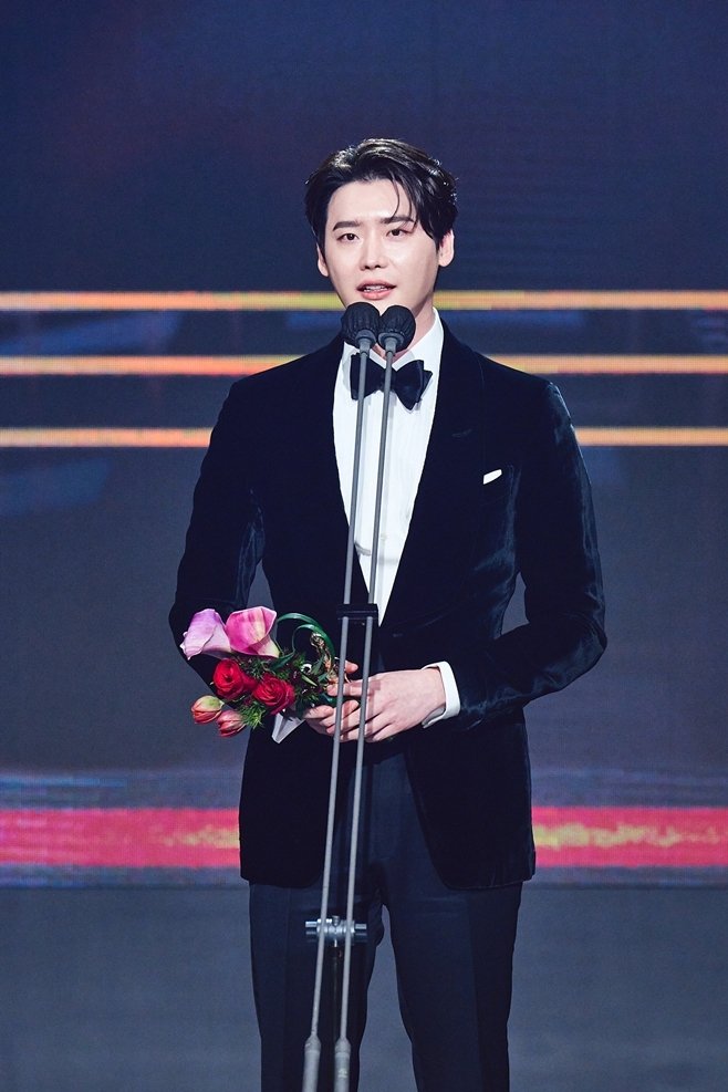 KoreanUpdates's tweet photo. On his Daesang speech last night, #LeeJongsuk mentioned that there was a person who helped him through difficult time &amp; he has been liking, respect for a long time. Agency clarifies that the 'person' is just someone Lee is thankful for &amp; can't reveal their info

#KoreanUpdates RZ https://t.co/YjEBs6TKXv