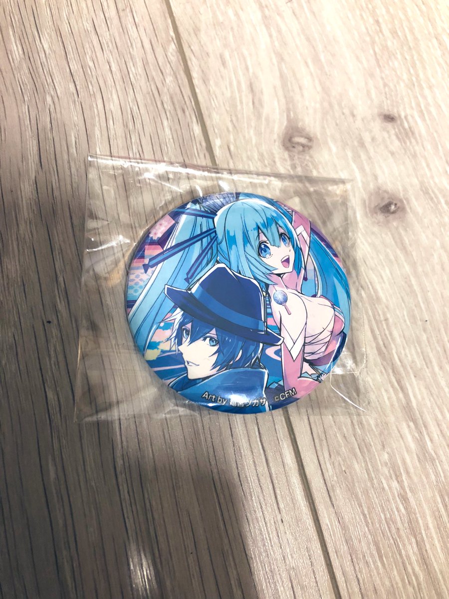 初音ミク 「この大江戸ジュリアナイトの缶バッジってなんの特典だったっけ? 」|ヴォルさん.⚡️✌︎('ω'✌︎ )⚡︎のイラスト