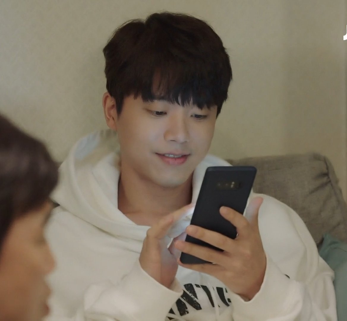 일어나자마자 휴대폰 확인하기.