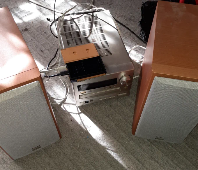 高校生時代に買ったONKYOのアンプ内蔵デッキ、まだまだ現役だなこれジャンク屋行ってジャンクスピーカー見てくんべ 