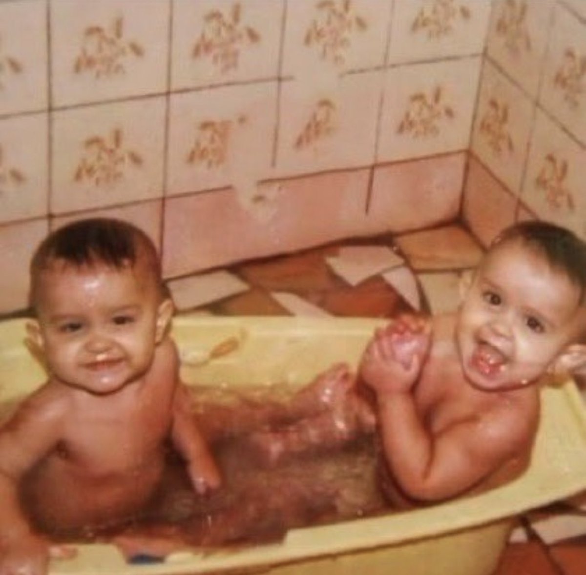 Maraisa's tweet image. Feliz aniversário galera! 🎂🎇