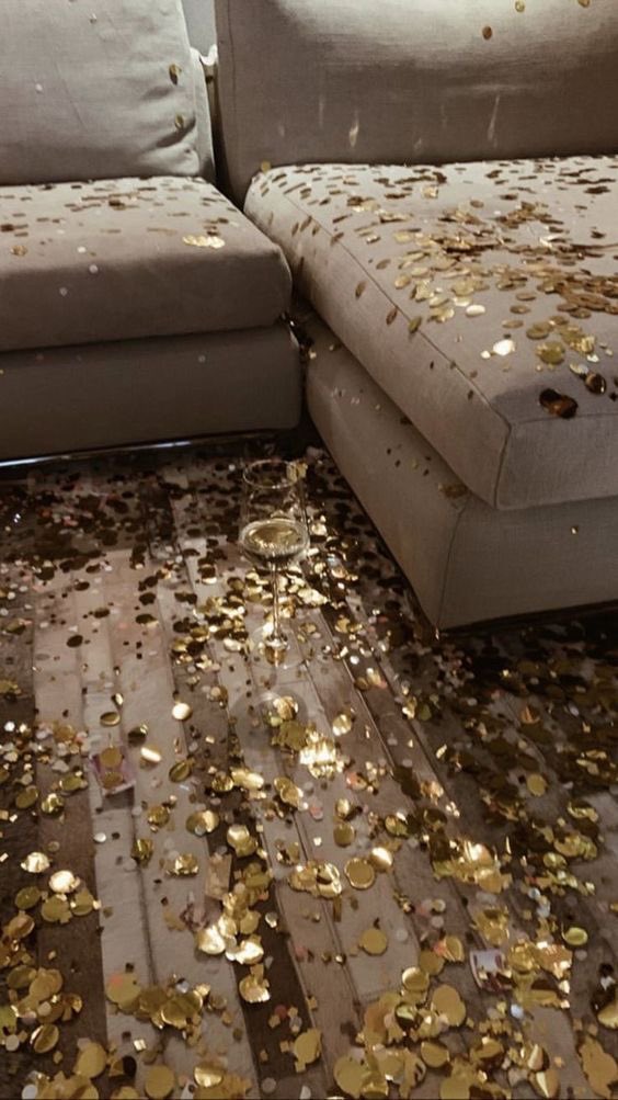 kaitlynscafe's tweet photo. happy new year’s eve 🥂 https://t.co/PZtlYVCASe