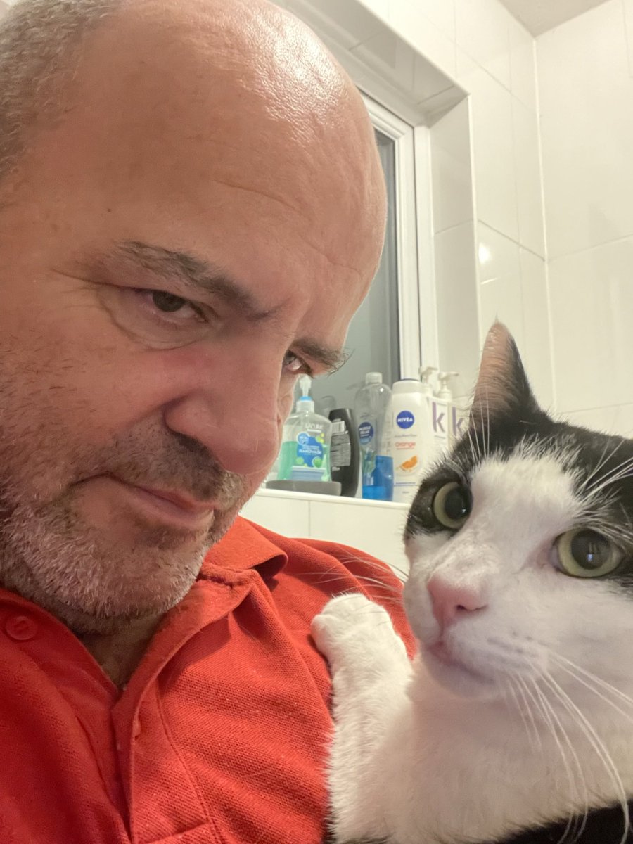 catbutlerdanny's tweet image. Good morning everyone 👋 Love, hugs and purrs to you all. Wishing a very happy new year to you 🤍🖤🧡