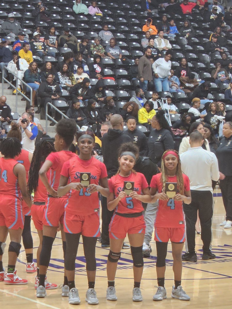 ItsmeLilyBee's tweet photo. Blessed to have received All Tournament Honors along with Jaida and congrats @Kennedi_4 on being tourney MVP!! https://t.co/umuPqSZqBs