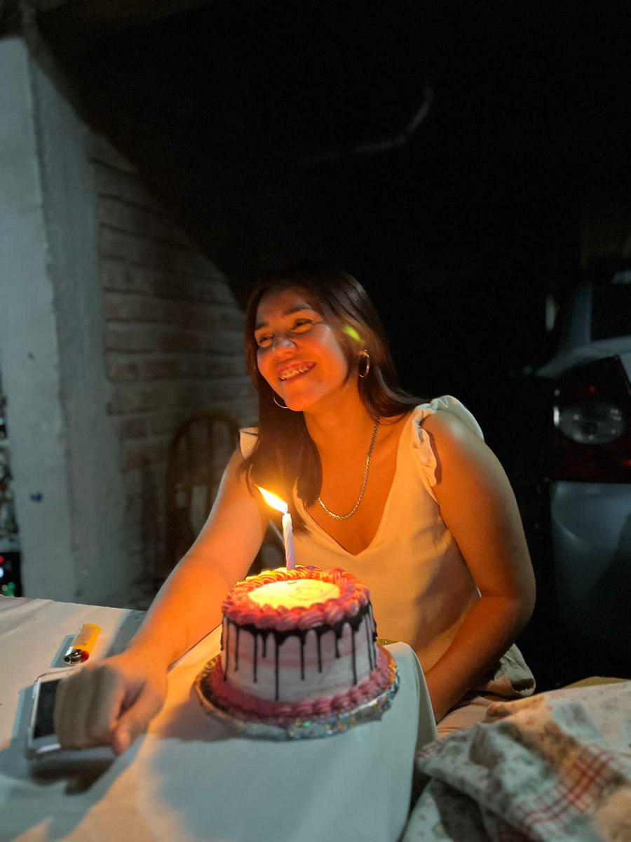 Guada310's tweet photo. En las 2 primeras fotos soy yo, medicada y diagnosticada con depresión y ansiedad, pensando que realmente no había salida y que mi vida había acabado ahí, sin esperanzas.
En la tercera foto yo soy, con ánimos de seguirla luchando gracias al motivo hoy de vivir (la ultima foto) https://t.co/XizNmigj35