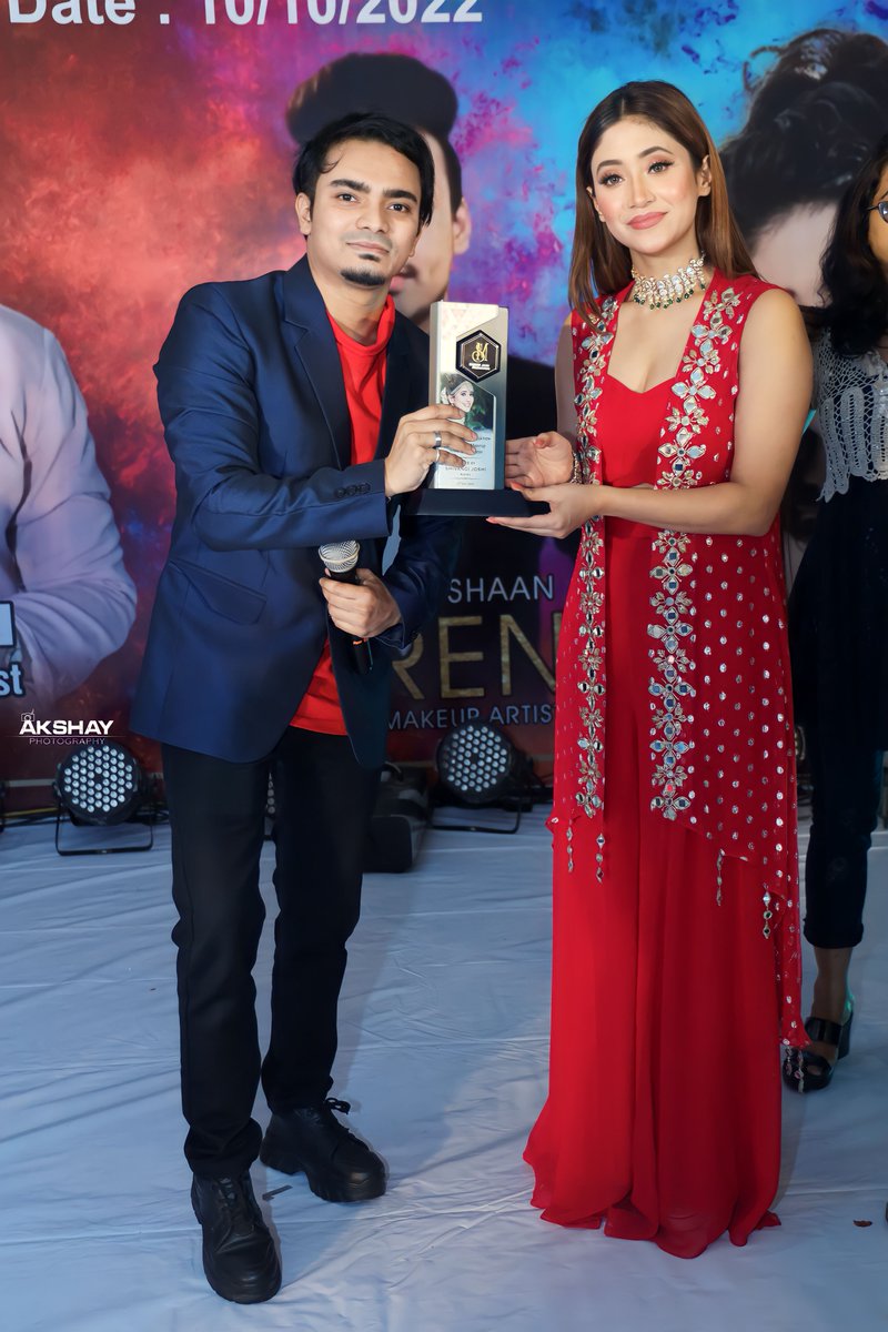 MJZeeshan1's tweet photo. ⭐ Received the "Best Anchor Artist" Award from the very beautiful Actress @shivangijoshi aka Naira, Hearty Grateful to all of my well wishers &amp; friends for their love &amp; support ✨🫶🏻 #mjzeeshan #staranchor #ShivangiJoshi #Shivangians https://t.co/A5ErTaxlxi
