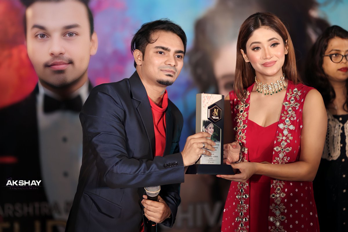 MJZeeshan1's tweet photo. ⭐ Received the "Best Anchor Artist" Award from the very beautiful Actress @shivangijoshi aka Naira, Hearty Grateful to all of my well wishers &amp; friends for their love &amp; support ✨🫶🏻 #mjzeeshan #staranchor #ShivangiJoshi #Shivangians https://t.co/A5ErTaxlxi