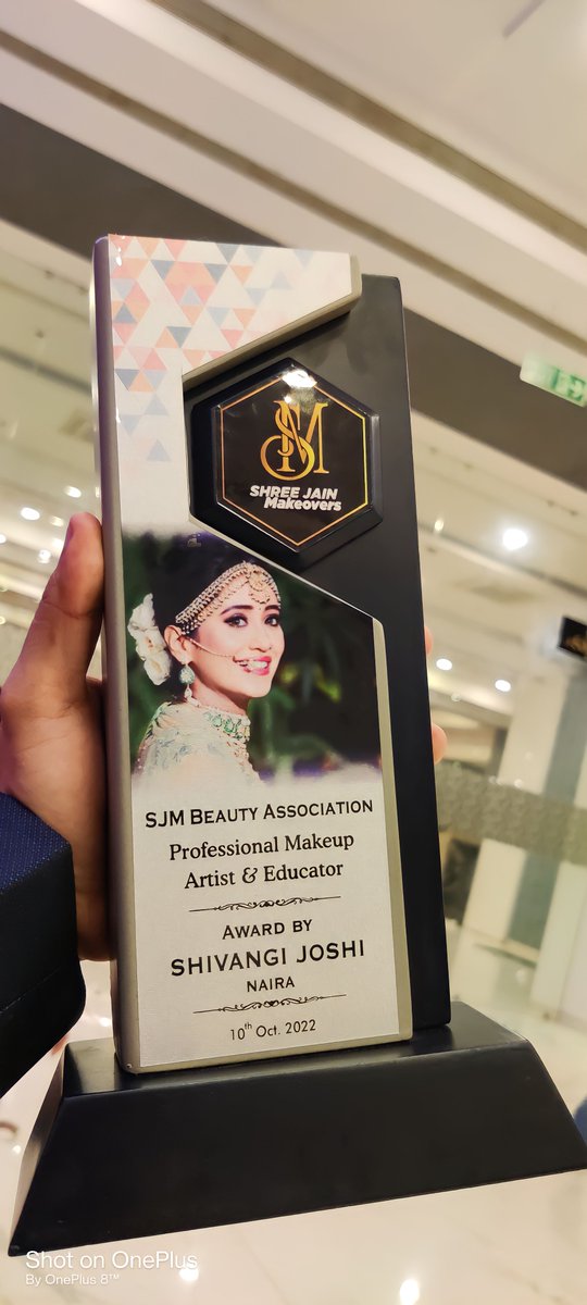 ⭐ Received the "Best Anchor Artist" Award from the very beautiful Actress <a href="/shivangijoshi/">ANONYMUS</a> aka Naira, Hearty Grateful to all of my well wishers &amp; friends for their love &amp; support ✨🫶🏻 #mjzeeshan #staranchor #ShivangiJoshi #Shivangians