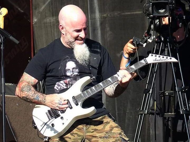 Happy Bday Scott Ian guitarrista y fundador de la banda  