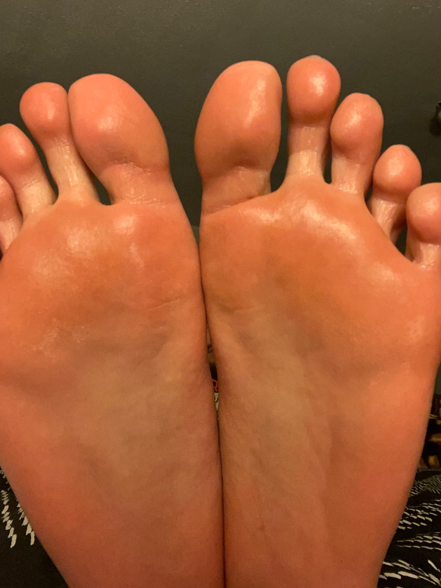 master_converse's tweet image. The God feet that make my converse smell soo good!! Lick my soles and kiss them!! 
👇🏽👅💋🛐 

#Footfetishfriday #FOOTFETİSH #feetworshi̇p #footworshi̇p #malefeet #feetlovers #feetlicking #footkissing