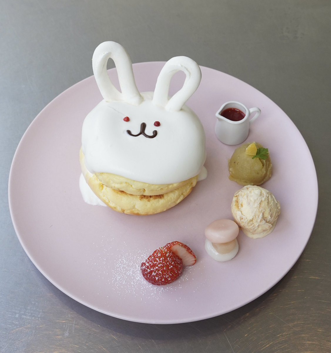 RAINBOWPANCAKEE's tweet photo. 新年を祝う限定パンケーキのご案内です。
『新春雪うさぎパンケーキ』

（期間）2023年1月1日～1月15日
※原宿本店は1月5日～。

2023年のはじまりに雪うさぎのパンケーキはいかがですか？
詳しくはインスタにて👇
https://t.co/UWmmApCy3u https://t.co/ZRMZf6X1Uo