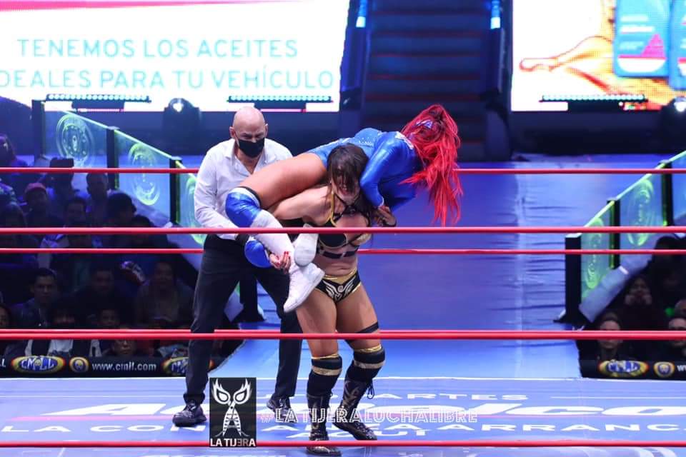 LaTijeraLucha's tweet photo. En una gran batalla como lo fue el promedio de apariciones de las #AmazonasDelCMLL en intercambio constante de llaves y posteriormente de castigos, llevando a regalar grandes golpes.
El triunfo se va para la campeona mundial @PrincesaSugehit, #Vaquerita,quien toma venganza de... https://t.co/cUqnfx4vX1