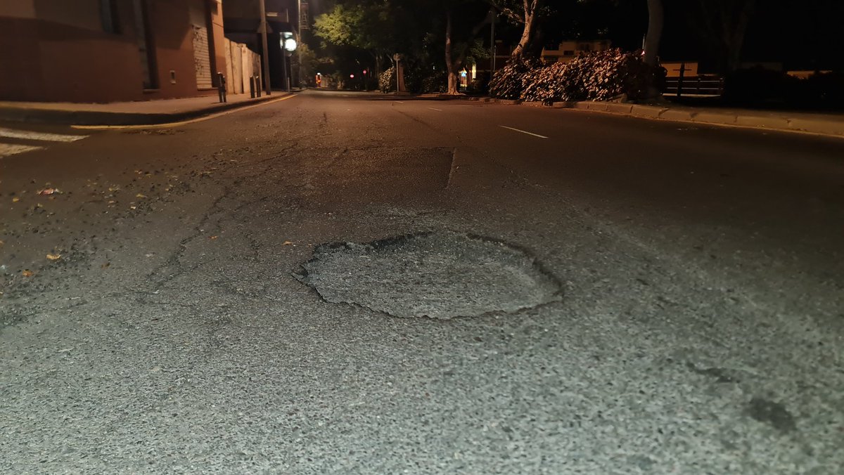Cocheamarillo_'s tweet photo. @carreterasTF @aytolalaguna_es
Esto es una verguenza... en frente de la autoescuela Weyler en la Av. Los Majuelos.
Acabo de pasar con el coche por ahi y casi se queda hundido... https://t.co/zF64XKD4HL