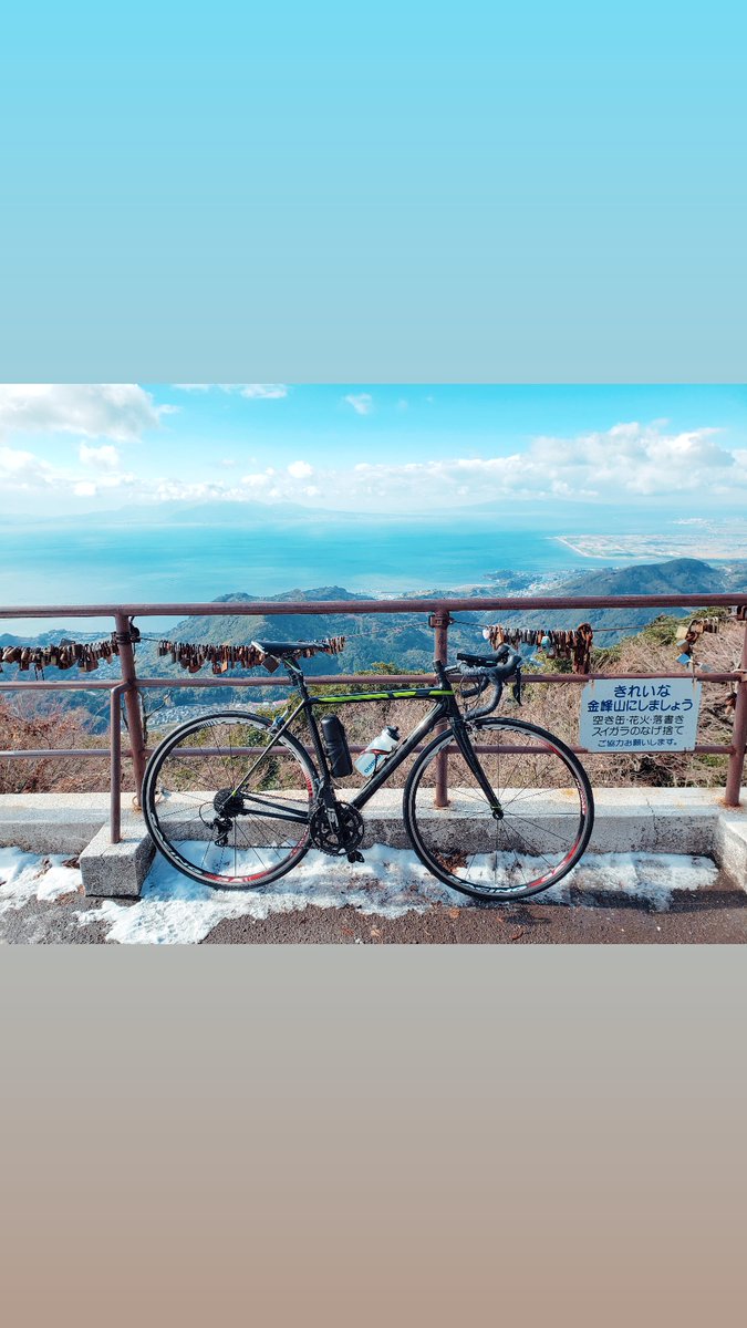 __shosan__'s tweet photo. ご無沙汰です。しょさんです。
2022年は通勤で使っていたロードバイクの買い替えをきっかけに本格的に『自転車』を始めました。そこからヒルクライムにドハマりしてしまい、ほぼ毎日山を登っておりました。来年レースに出ます。頑張ります。
ヒルクライム最高！！ https://t.co/JTUENaVKIj