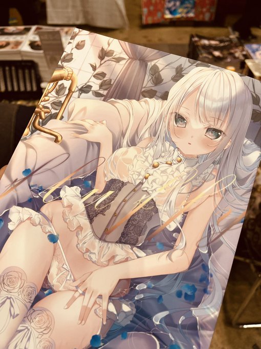 #C101 
こちらはお隣りのサークル時任さんのイラストブック!
緻密な描き込みには数十時間もの時間をかけて描き出すとのこと!
愛情たっぷりの作品ですね✨ 