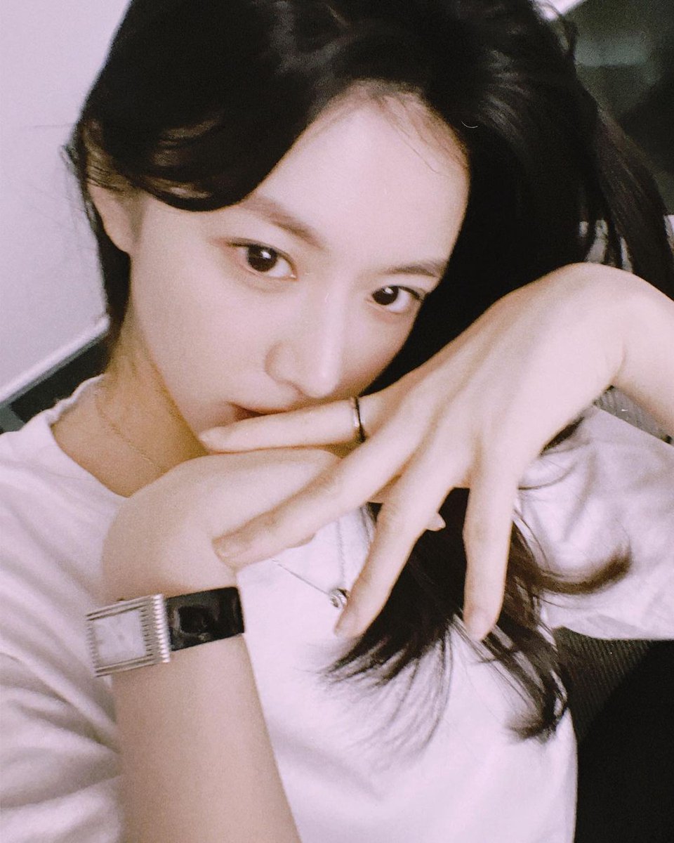 yosnjung's tweet photo. I'm here for #ThePrettyClub selca day to celebrate the last noon of 2022. 2023 is going to be sparkling to have my pretty girls around me. https://t.co/ySWkFhAbpr