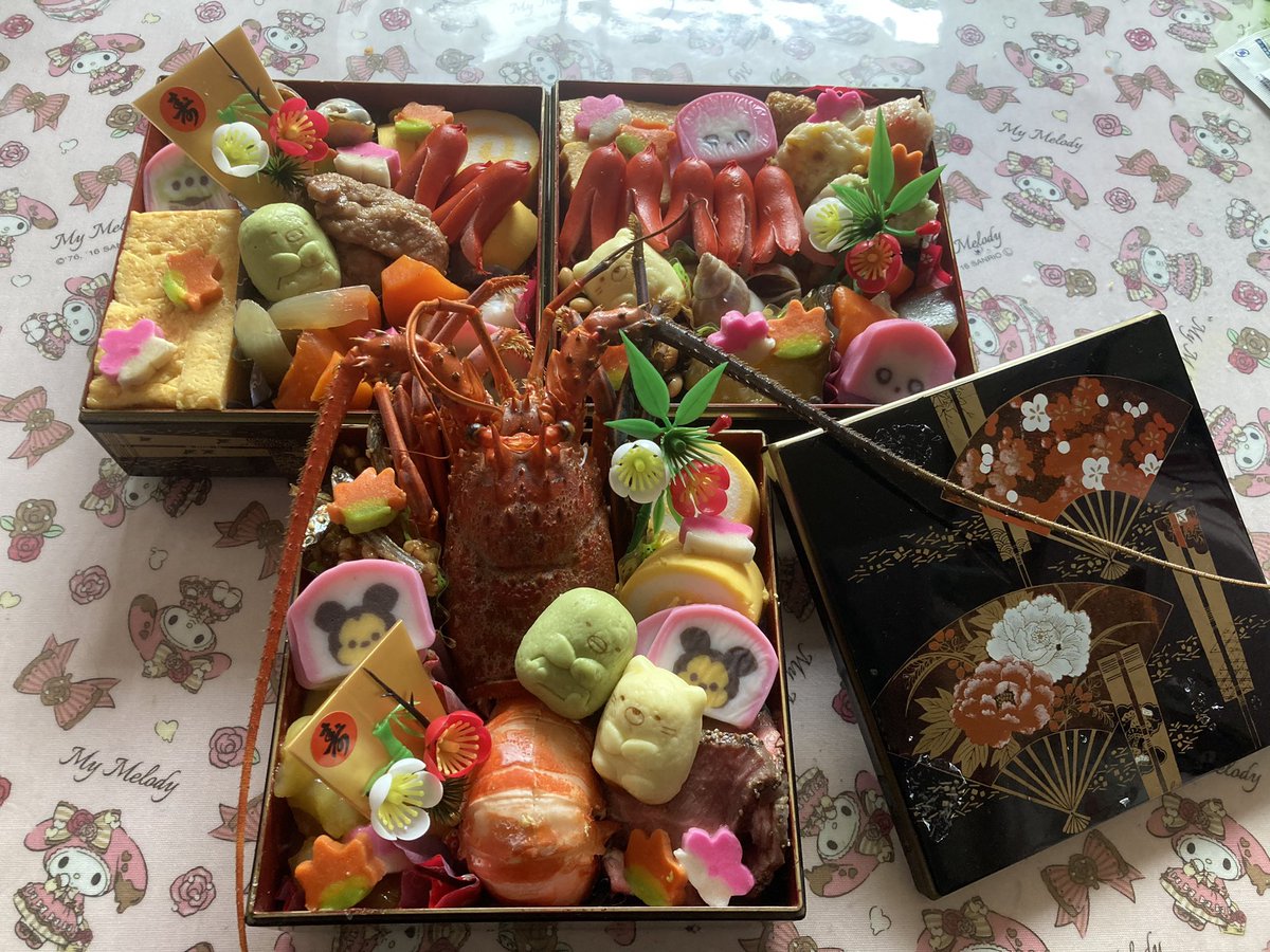 sanamodelclient's tweet photo. 朝から御節作り頑張ったぁ,,ᴗ  ̫ ᴗ,,
思った���上に時間かかって今やっと完成したやぁつ(◍˃ᗜ˂◍)
実ゎ写真のプラス大箱2箱作っちゃってるから食べ切れる気がしないけどなるべく好きな物ばっか入れて作ってるから皆いっぱい食べてくれるといいなぁ(˶ᵔ ᵔ˶)
ということで皆様良いお年を(୨୧ ⑅´꒵`)୭ https://t.co/otzg16bTnf
