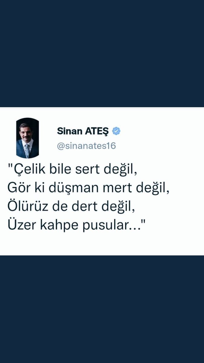 Namus lekesi değil alnımda gördüğünüz,
Vurulmuşum, vurulmuş düşmüşüm güpe gündüz.

Şakağımdaki kansa, o benim gülüşümdür,
Namert sürünmektense, erkekçe ölüşümdür.

Ruhun şad, mekanın cennet olsun #SinanAteş
